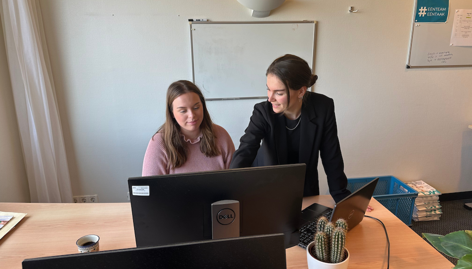 MCL ziekenhuis Leeuwarden foto twee medewerkers overleggen achter de computer