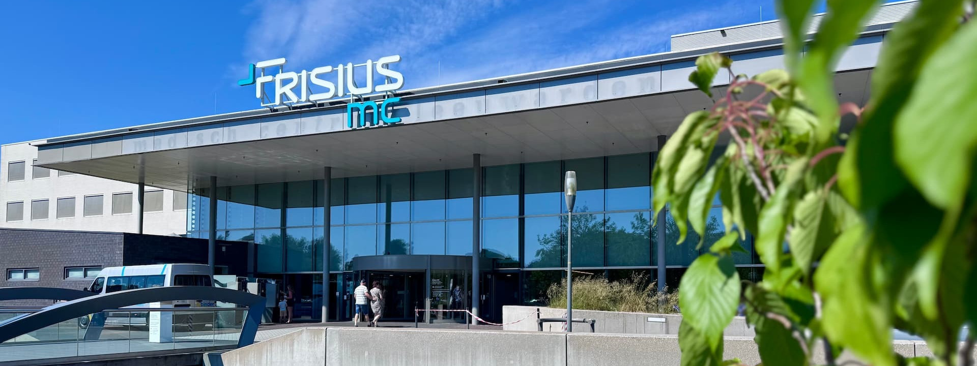 Frisius MC ziekenhuis Leeuwarden hoofdingang zijaanzicht langs het water