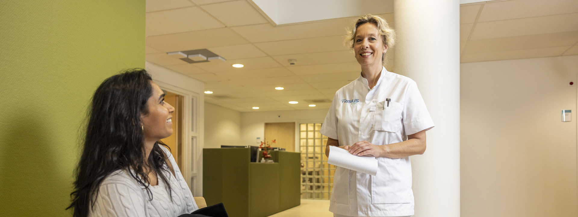 Frisius MC Leeuwarden Doktersassistent in wachtkamer met patient