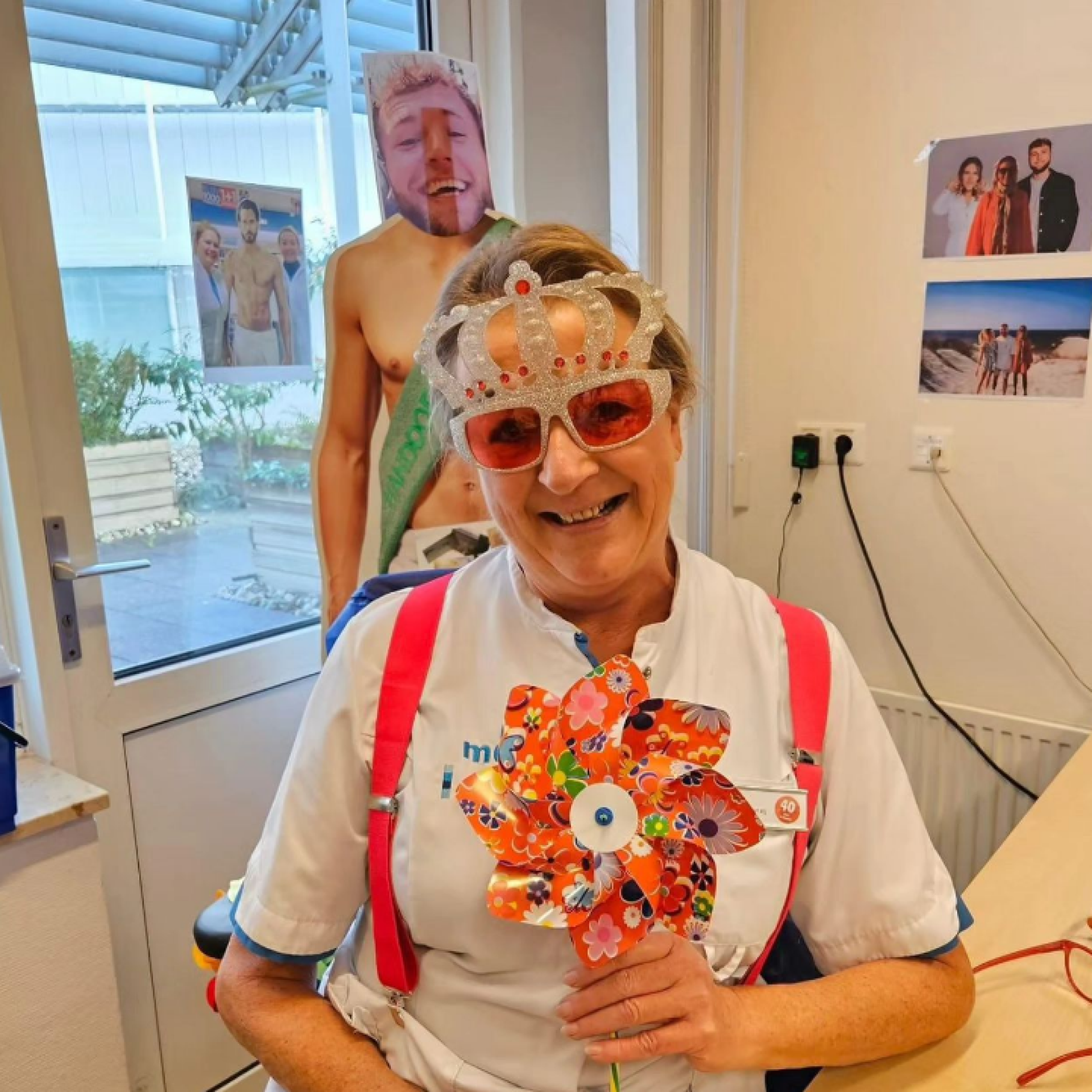 Jarige medewerker op de operatiekamer